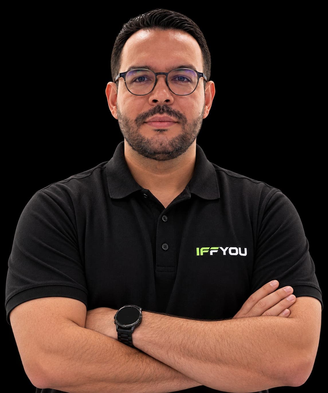 Igor Freitas, fundador da IFFYOU, usando a camisa da empresa